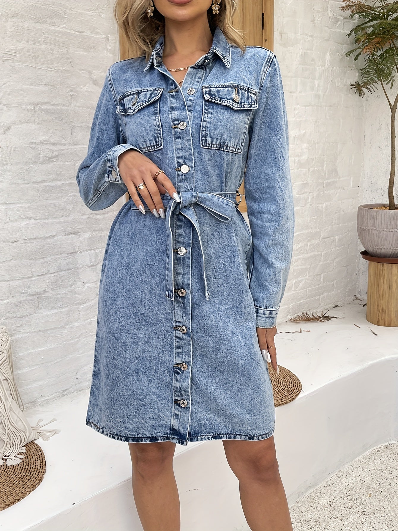 L’Ambassadrice – Robe Chemise en Denim Ceinturée