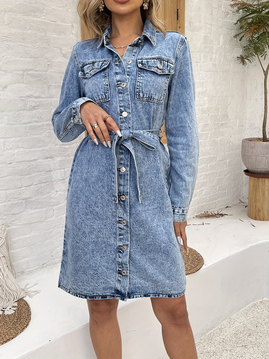 L’Ambassadrice – Robe Chemise en Denim Ceinturée