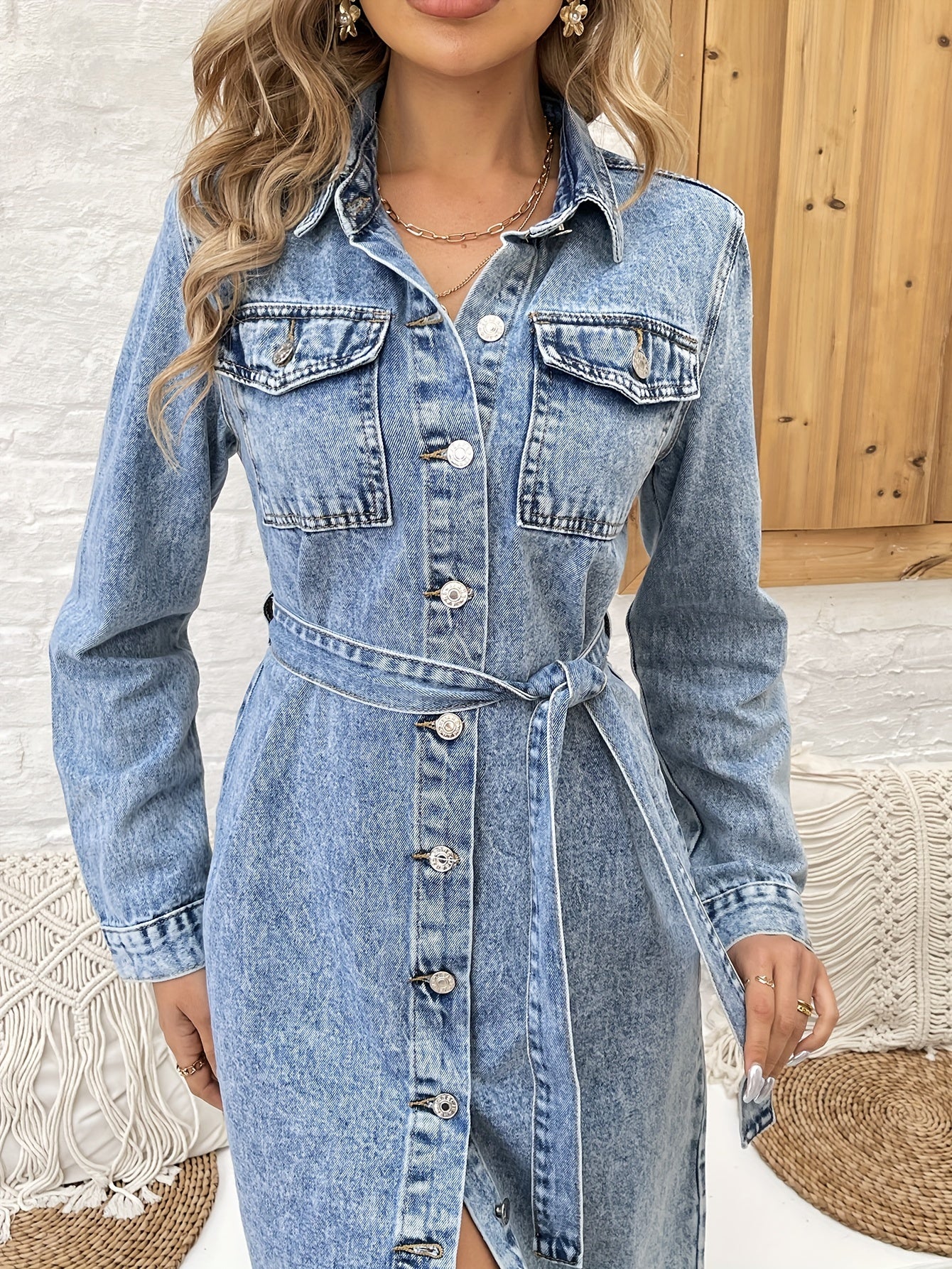 L’Ambassadrice – Robe Chemise en Denim Ceinturée